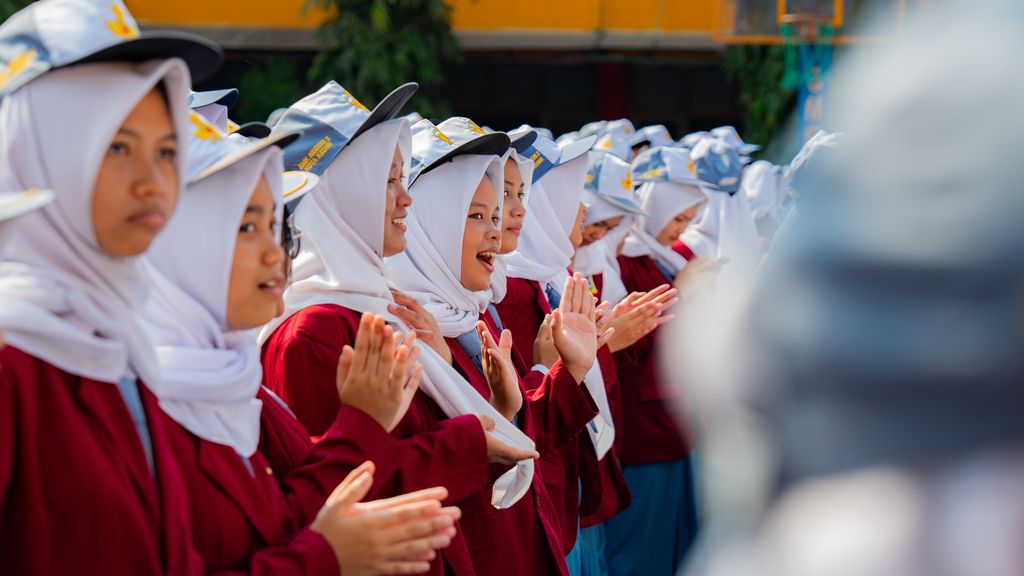 Menyanyi Lagu Rukun Sama Teman