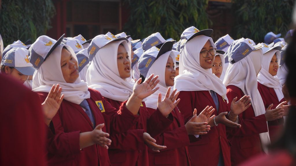 Keseruan Peserta Upacara Bendera Saat menyayikan lagu Rukun Sama Teman